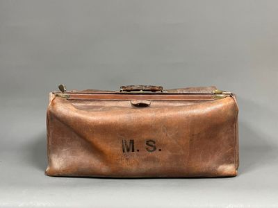 une photo d'un sac à main en cuir marron orné d'un monogramme