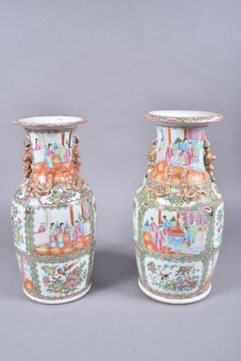 Chine, Canton, Paire de vases en porcelaine à décor émaillé …