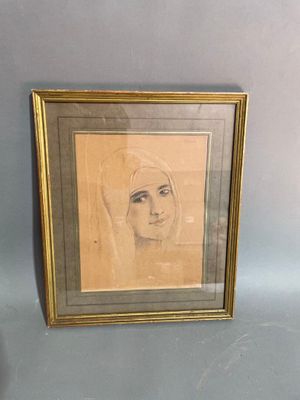 tableau représentant une femme, dans un cadre doré, accroché à un mur bleu