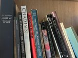 plusieurs livres qui se trouvent ensemble sur une étagère