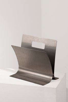 un objet métallique posé sur une boîte blanche