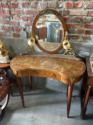 une petite table sur laquelle se trouve un miroir