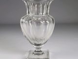 un vase en verre transparent posé sur une surface transparente