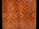 une paire de portes en bois ornées de motifs floraux
