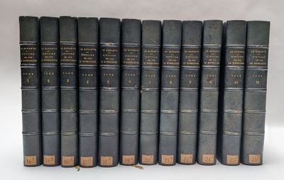 six vieux livres sont alignés sur une surface blanche