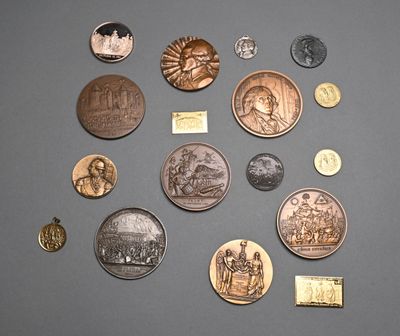 a lot of coins that are on the table