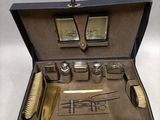 une valise contenant de nombreux objets