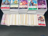 une pile de cartes empilées les unes sur les autres sur une table