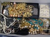une boîte remplie d'une grande variété de bijoux