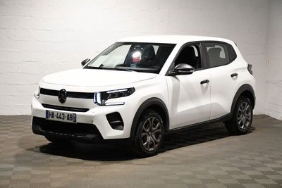 le 4x4 blanc est garé dans une grande pièce au sol en damier