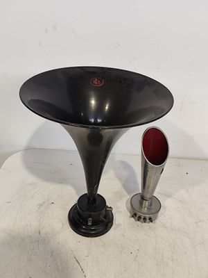 un vase noir et une coupe en argent posés sur une table