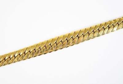 une image d'un bracelet en or sur fond blanc