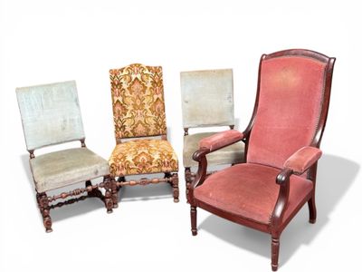 Trois FAUTEUILS en bois naturel de style Louis XIII et un fa…