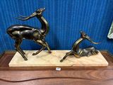 paire de statues de cerfs en bronze posées sur un socle en marbre, le tout monté sur un support en bois