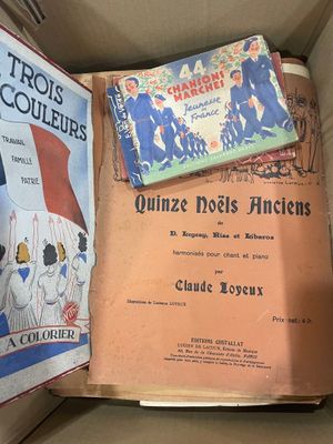 deux livres dans une boîte : l'un est en français et l'autre est en français