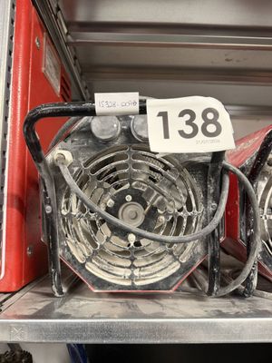 deux ventilateurs posés sur une étagère dans un magasin