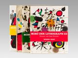 deux livres sont posés l'un sur l'autre devant un fond gris