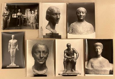 plusieurs photographies en noir et blanc de statues antiques accrochées à un mur