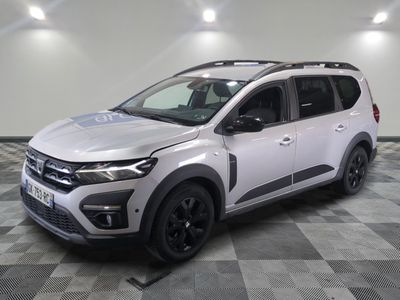 le 4x4 blanc est garé sur le sol en damier d'un garage