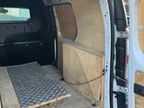 une camionnette avec un lit à l'arrière
