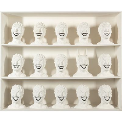 une étagère sur laquelle sont disposées de nombreuses têtes de différents types