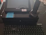 un ordinateur portable posé sur un bureau, avec un clavier et une souris