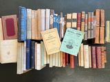 beaucoup de livres empilés sur une étagère