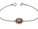 un bracelet composé d'une pierre marron et de diamants blancs montés sur une chaîne