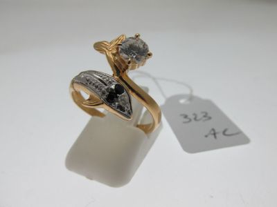 une photo d'une bague en or sertie d'un diamant noir et blanc