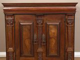 l'image d'une armoire en bois surmontée d'une porte