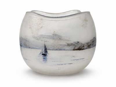 un vase blanc représentant un voilier sur l'eau