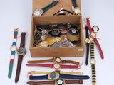 beaucoup de montres dans une boîte posée sur la table