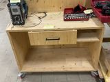 un établi sur lequel sont posés des outils, dans un atelier