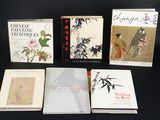cinq livres posés sur une table noire, sur fond noir