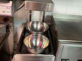 une cuisinière en acier inoxydable équipée de deux récipients