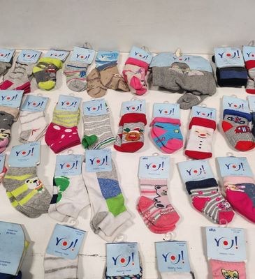 Lot composé de 14 paires de pantoufles mixtes, comprenant di…