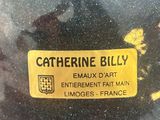 gros plan sur un vase bleu portant une étiquette jaune