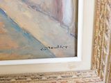un tableau accroché au mur d'une pièce où se trouve une photo