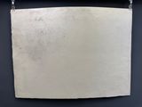 un gros plan sur une feuille de papier accrochée au mur