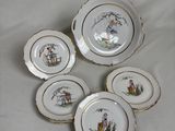 six assiettes sur lesquelles figurent les portraits d'un homme et d'une femme