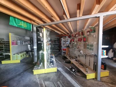 une photo d'une pièce où les étagères sont remplies d'objets