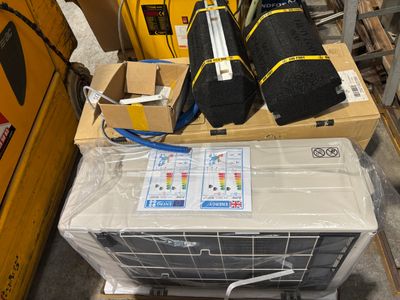 une pile de cartons sur laquelle est posé un équipement quelconque