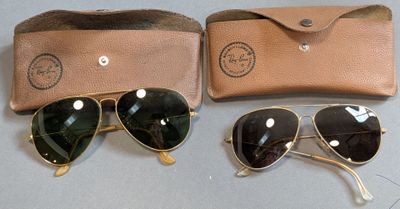 deux paires de lunettes de soleil et un étui posés sur la table