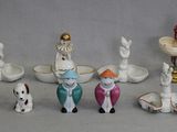 un grand nombre de figurines posées sur une table