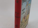un livre rouge à la couverture rouge posé sur une surface blanche
