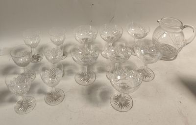 beaucoup de verres et un pichet sur la table
