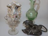 deux vases et une figurine de cheval posés sur une table