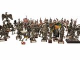 de nombreuses figurines de soldats et un canon exposés