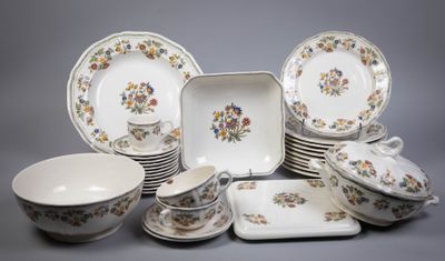 de nombreux types d'assiettes et de bols différents sur la table