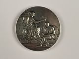 une image représentant une médaille d'argent sur laquelle figurent un homme et une femme